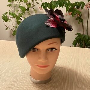 Elegant Hunter Green Wool Beret with Floral Accent